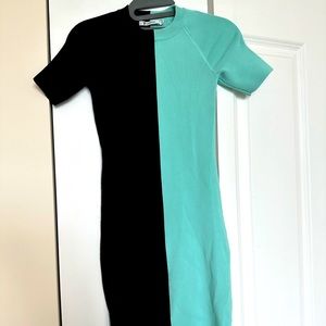 Color blocking dress. Close fit.